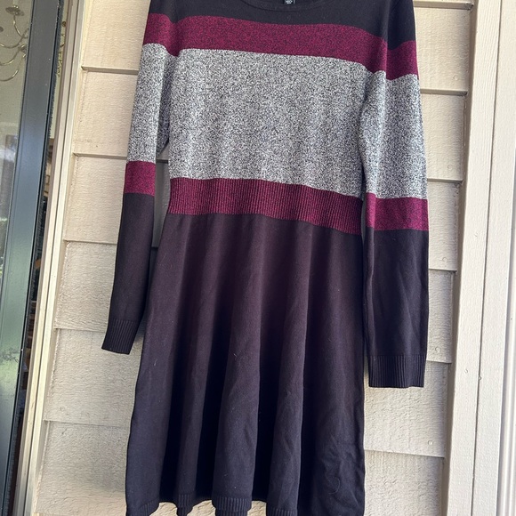 IZ buyer dress cuffed sleeves and hem. Gathered waist area. Sz XXL - Picture 2 of 4